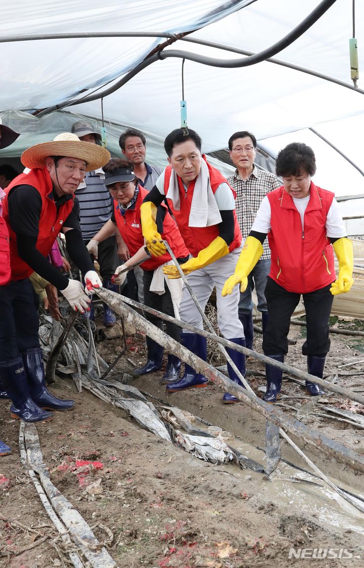 [익산=뉴시스] 고범준 기자 = 김기현 국민의힘 대표가 25일 오후 전북 익산시 용안면 수해 현장을 방문해 피해 복구 활동을 하고 있다. 2023.07.25. bjko@newsis.com