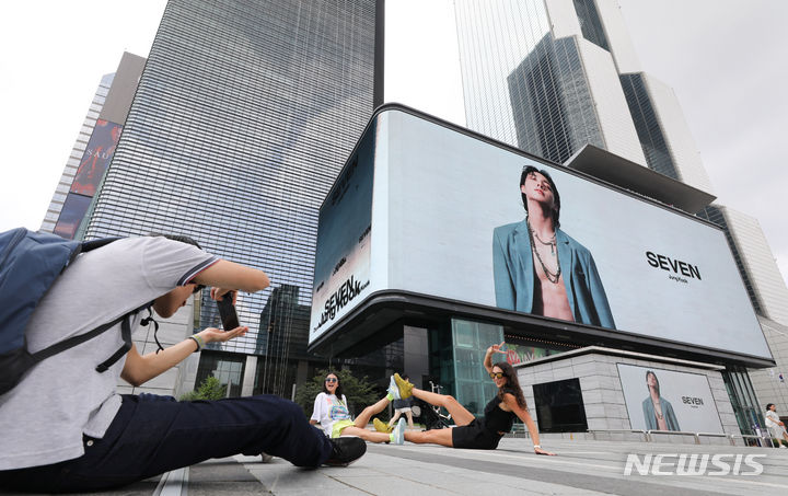 [서울=뉴시스] 황준선 기자 = 25일 오후 서울 강남구 코엑스 케이팝 스퀘어 전광판 앞. 2023.07.25. hwang@newsis.com