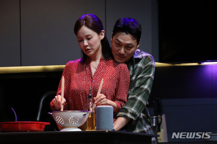 [서울=뉴시스] 박진희 기자 = 연극 '02시 22분' 출연 배우들이 25일 서울 종로구 세종문화회관 M씨어터에서 언론시연회를 하고 있다. 2023.07.25. pak7130@newsis.com