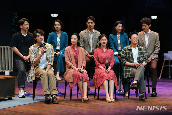 [서울=뉴시스] 박진희 기자 = 연극 '02시 22분'의 (왼쪽 뒤쪽부터) 연출 김태훈, 배우 방진의, 차용학, 임강희, 양승리, (앞줄 왼쪽부터) 김지철, 박지연, 아이비, 최영준이 25일 서울 종로구 세종문화회관 M씨어터에서 언론시연회를 마치고 기자간담회를 하고 있다. 2023.07.25. pak7130@newsis.com