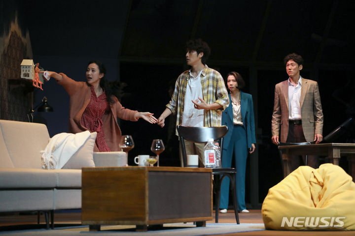 [서울=뉴시스] 박진희 기자 = 연극 '02시 22분' 출연 배우들이 25일 서울 종로구 세종문화회관 M씨어터에서 언론시연회를 하고 있다. 2023.07.25. pak7130@newsis.com