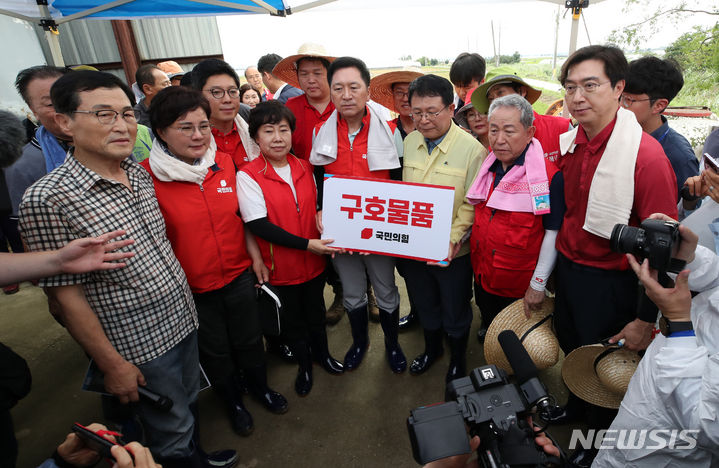 [익산=뉴시스] 고범준 기자 = 김기현 국민의힘 대표가 25일 오후 전북 익산시 용안면 수해 현장을 방문해 정헌율 익산시장에게 구호물품을 전달하고 있다. 2023.07.25. bjko@newsis.com