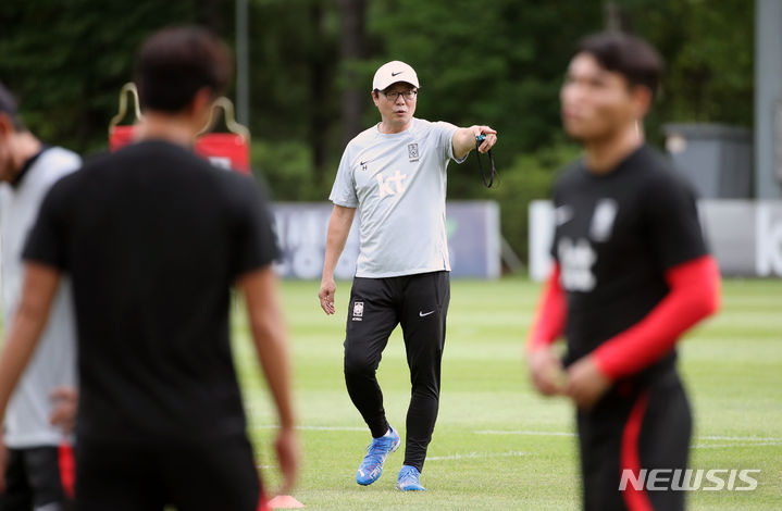 [파주=뉴시스] 고승민 기자 = 2022 항저우 아시안게임 축구대표팀 황선홍 감독이 지난 7월25일 경기 파주 NFC에서 훈련 지시를 하고 있다. 2023.07.25. kkssmm99@newsis.com