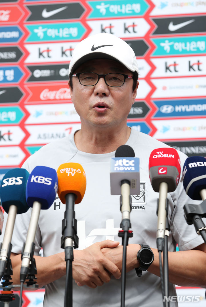 [파주=뉴시스] 고승민 기자 = 2022 항저우 아시안게임 축구대표팀 황선홍 감독이 25일 경기 파주 NFC에서 훈련 전 인터뷰를 하고 있다. 2023.07.25. kkssmm99@newsis.com