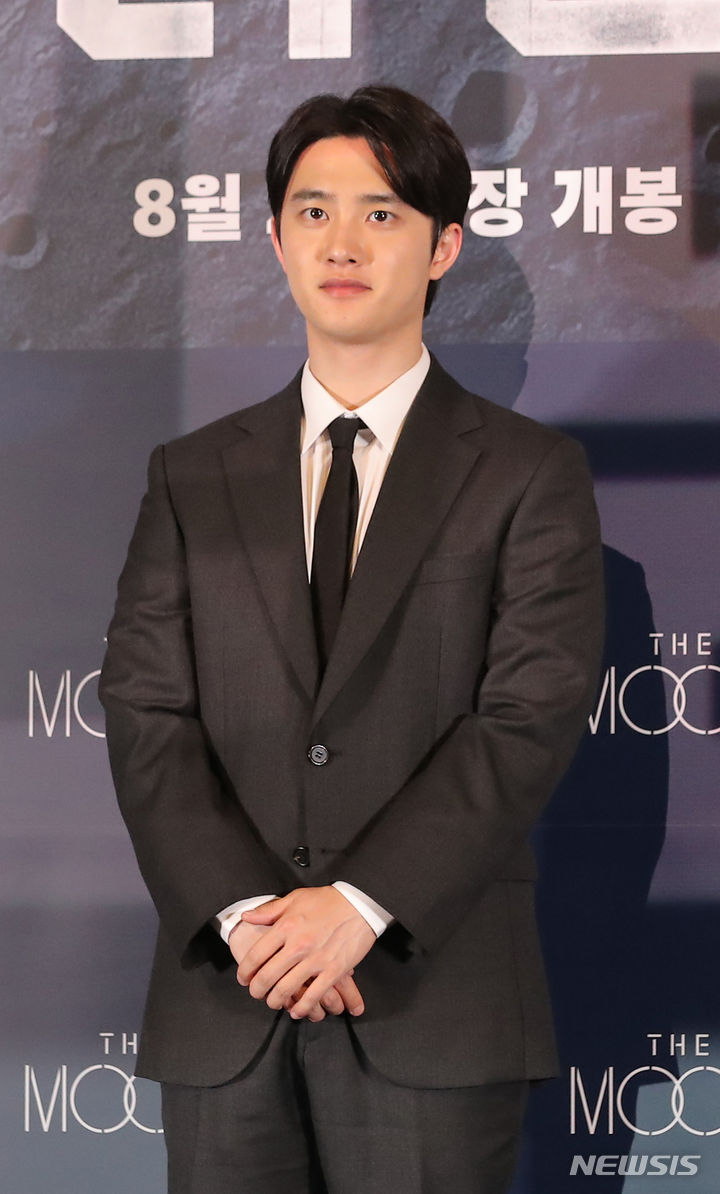 [서울=뉴시스] 김금보 기자 = 배우 도경수가 25일 서울 용산구 CGV 용산아이파크몰에서 열린 영화 '더문' 시사회 및 간담회에서 포즈를 취하고 있다. 2023.07.25. kgb@newsis.com