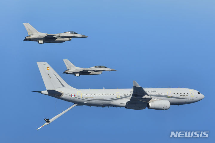 [서울=뉴시스] 정병혁 기자 = 25일 한국 공군의 F-16 2대와 프랑스 항공우주군의 ‘A330 MRTT’ 1대가 공중급유 절차를 숙달하기 위한 연합공중급유훈련을 실시하고 있다.(사진=공군 제공) 2023.07.25. photo@newsis.com