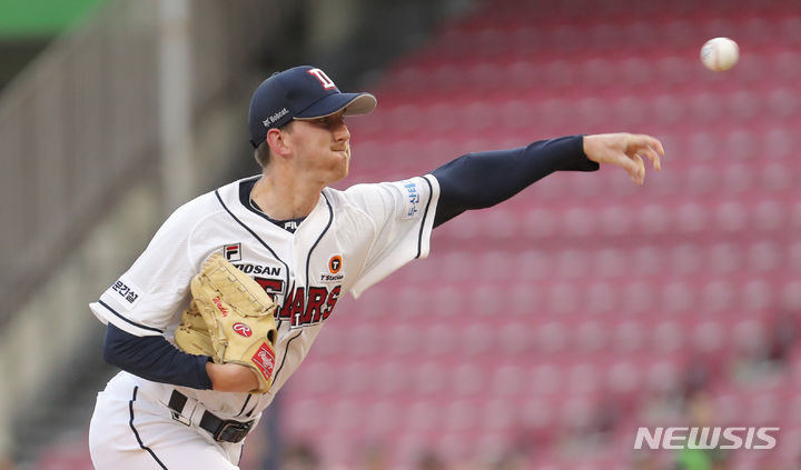 [서울=뉴시스] 김금보 기자 = 25일 서울 송파구 잠실야구장에서 열린 2023 프로야구 롯데 자이언츠 대 두산 베어스의 경기, 3회초 두산 선발 브랜든이 공을 던지고 있다. 2023.07.25. kgb@newsis.com