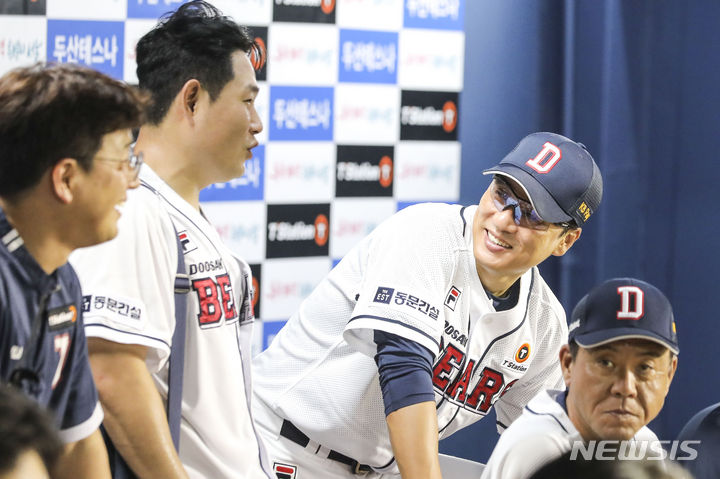 [서울=뉴시스] 김금보 기자 = 25일 서울 송파구 잠실야구장에서 열린 2023 프로야구 롯데 자이언츠 대 두산 베어스의 경기, 두산 이승엽 감독이 밝은 얼굴로 양의지와 대화를 나누고 있다. 2023.07.25. kgb@newsis.com