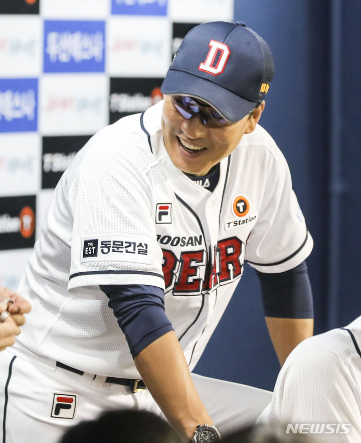 [서울=뉴시스] 김금보 기자 = 25일 서울 송파구 잠실야구장에서 열린 2023 프로야구 롯데 자이언츠 대 두산 베어스의 경기, 두산 이승엽 감독이 밝은 얼굴로 선수들과 대화를 나누고 있다. 2023.07.25. kgb@newsis.com