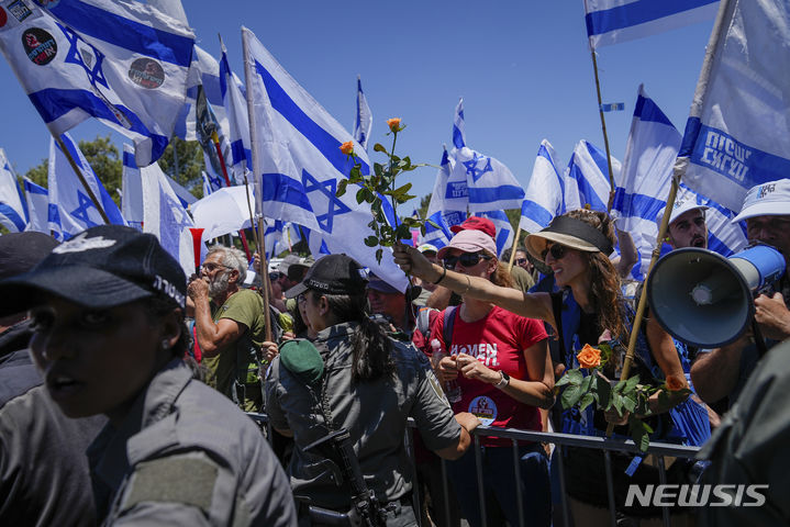 [예루살렘=AP/뉴시스]이스라엘 정부의 사법권 축소 개편에 반대하는 항의 시위대가 7월 24일 예루살렘 국회의사당 앞에서 항의하는 모습. 2023.08.07.