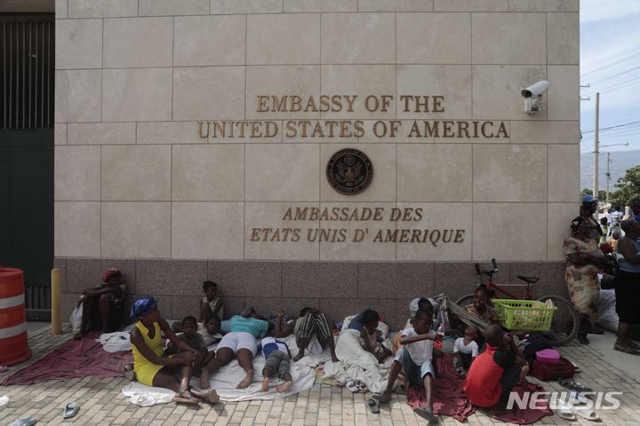 [포르토프랭스=AP/뉴시스] 2023년 7월 25일 아이티 타바레에서 아이티 무장 조직에 집을 뺏기고 쫓겨난 주민들이 수도 포르토프랭스에 있는 미국 대사관 밖에 모여 있다. 2025.03.19. 