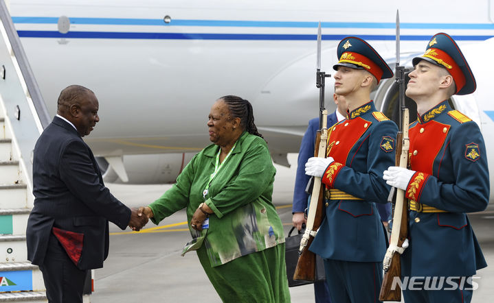 [상트페테르부르크=AP/뉴시스] 시릴 라마포사 남아프리카공화국 대통령(왼쪽)이 26일(현지시간) 러시아 상트페테르부르크에서 열리는 러시아-아프리카 정상회의에 참석하기 위해 러시아에 입국하면서 나레디 판도 남아공 외무장관과 악수하고 있다. 2023.07.27.