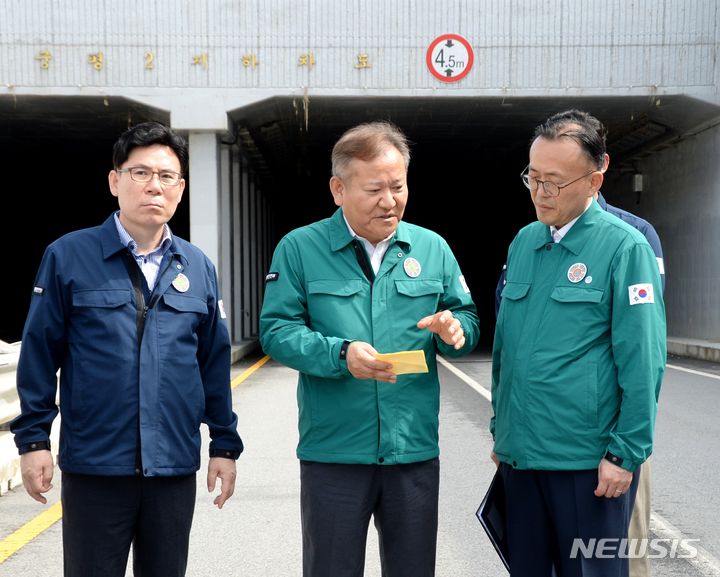 [청주=뉴시스] 조성현 기자 = 이상민 행정안전부 장관이 지난해 7월26일 오전 24명의 사상자가 발생한 충북 청주시 흥덕구 오송읍 궁평2지하차도를 찾아 피해 상황을 살펴보고 있는 모습. 2023.06.26. jsh0128@newsis.com 