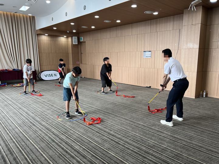 [부산=뉴시스] 22일 부산 해운대구 부산도시공사 아르피나에서 스내그 골프 체험 프로그램이 진행되고 있다. (사진=부산도시공사 제공) *재판매 및 DB 금지