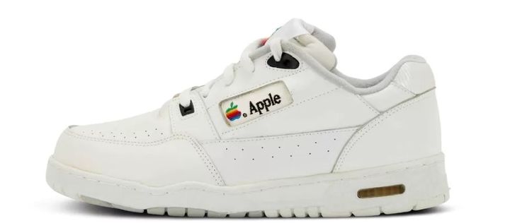 [서울=뉴시스] 애플 운동화(사진 =소더비 사이트 캡처) *재판매 및 DB 금지 *재판매 및 DB 금지