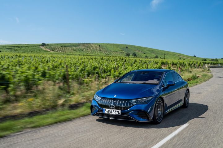 [서울=뉴시스] 메르세데스-벤츠가 지난 4월 출시한 '더 뉴 메르세데스-AMG EQE 53' 모델. (사진=메르세데스-벤츠 제공) 2023.07.26 photo@newsis.com *재판매 및 DB 금지