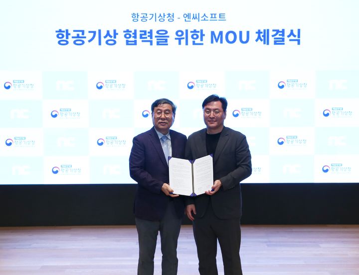 엔씨소프트는 항공기상청과 업무협약을 맺고 생성 AI(인공지능) 기술을 활용해 항공 기상정보를 제작한다고 26일 밝혔다. 사진은 왼쪽부터 허복행 항공기상청장, 이제희 엔씨소프트 CRO 및 부사장(사진=엔씨소프트) *재판매 및 DB 금지