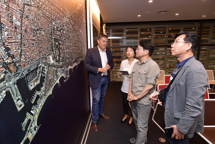 [광주=뉴시스] 강기정 광주시장이 24일(현지시간) 스페인 바르셀로나 22@ 혁신지구를 방문, 파우 솔라니야(Paul solanilk) 바르셀로나 시청 국제경제진흥 국장으로부터 혁신지구에 대한 설명을 듣고 있다. (사진 = 광주시 제공) *재판매 및 DB 금지