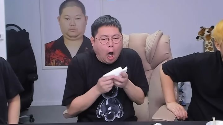 [서울=뉴시스]지난4월1일 비제이 겸 유튜버 감스트가 괴식 챌린지를 진행하던 수르스트뢰밍을 먹고 있다. (사진=유튜브 '감스트' 캡처) 2023.07.26 photo@newsis.com *재판매 및 DB 금지