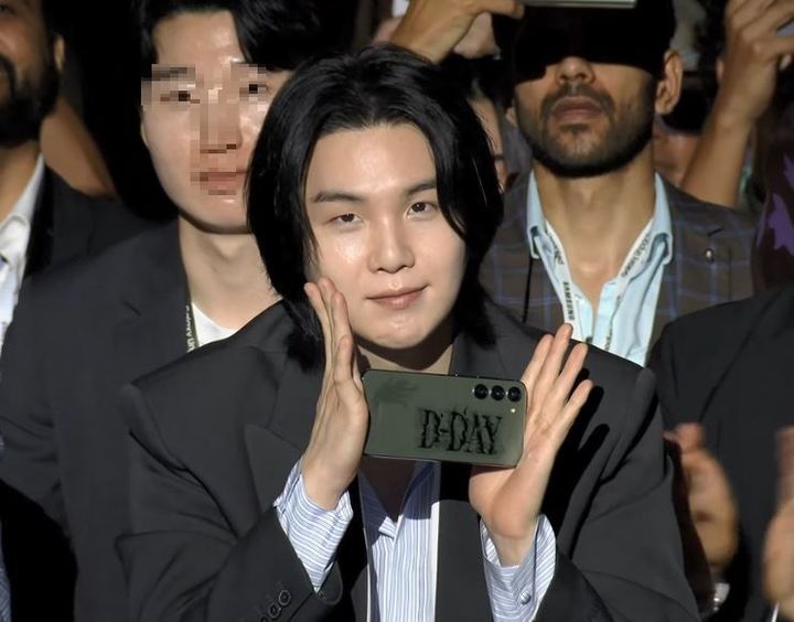 [서울=뉴시스] 방탄소년단(BTS) 슈가(30·민윤기)가 26일 오후 8시 서울 강남구 코엑스에서 열린 '갤럭시 언팩 2023 인 서울'에 참석했다. (사진=삼성전자 유튜브 캡처) *재판매 및 DB 금지