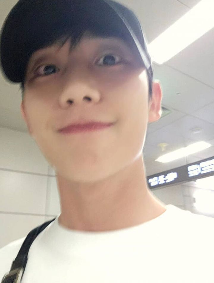 [서울=뉴시스] 배우 정해인이 지하철을 타고 이동하는 일상을 공개했다. (사진=정해인 SNS 캡처) 2023.07.26. photo@newsis.com *재판매 및 DB 금지