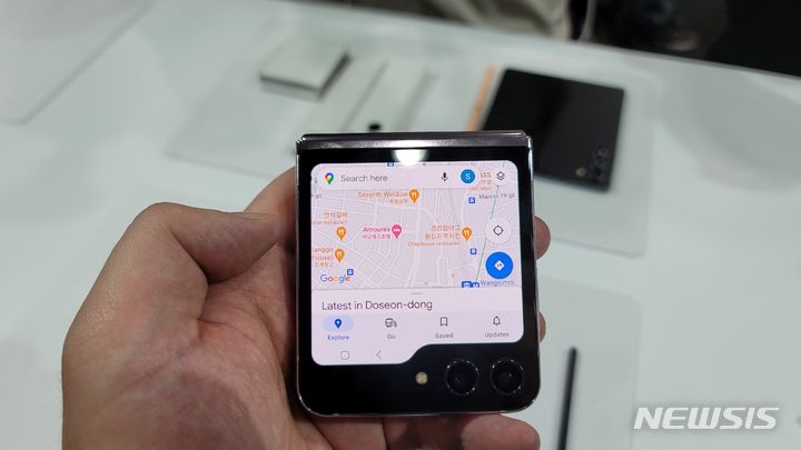 [서울=뉴시스]26일 삼성전자의 '갤럭시 언팩 2023'이 개최된 서울 강남구 코엑스에 전시된 '갤럭시 Z 플립5'의 플렉스 윈도우로 구글 맵을 이용하고 있다. (사진=윤현성 기자)