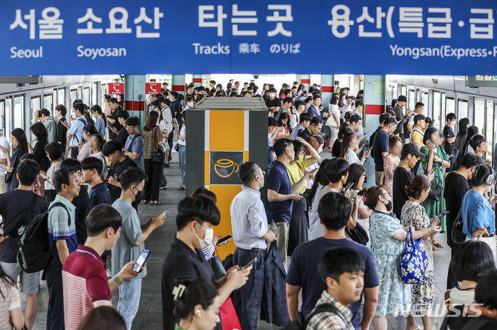 [부천=뉴시스] 정병혁 기자 = 26일 오전 경기 부천시 지하철 1호선 송내역 승강장에 시민들이 가득 차 있다. 이날 오전 5시30분께 영등포역에서 금천구청역 사이 구간 선로에 무단 진입한 남성이 운행 중이던 부산행 열차에 치이는 사고가 발생했다. 이 사고로 KTX와 일반열차, 서울지하철 1호선 해당 구간 운행이 일시 중지됐다. 2023.07.26. jhope@newsis.com