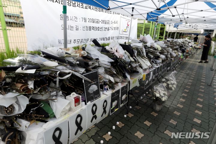 [서울=뉴시스] 조성봉 기자= 26일 오전 교사가 교내에서 극단적 선택을 한 서울 서초구 서이초등학교에 국화가 수북하게 놓여져 있다. 2023.07.26. 2023.07.26. suncho21@newsis.com