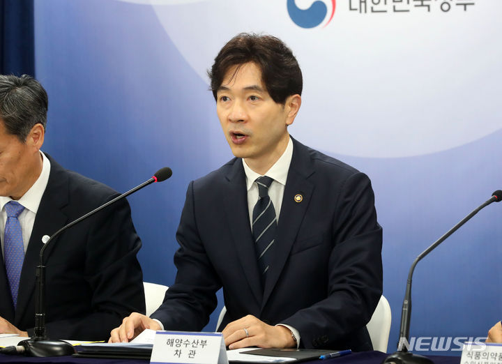 [서울=뉴시스] 배훈식 기자 = 박성훈 해양수산부 차관이 26일 오전 서울 종로구 정부서울청사에서 후쿠시마 오염수 방류 관련 일일 브리핑을 하고 있다. 2023.07.26. dahora83@newsis.com