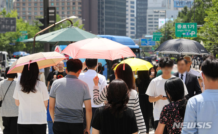 [서울=뉴시스] 권창회 기자 = 전국에 폭염과 강한 소나기가 예보된 26일 오전 서울 종로구 광화문역 인근에서 시민들이 햇빛을 피해 양산을 쓰고 이동하고 있다. 2023.07.26. kch0523@newsis.com