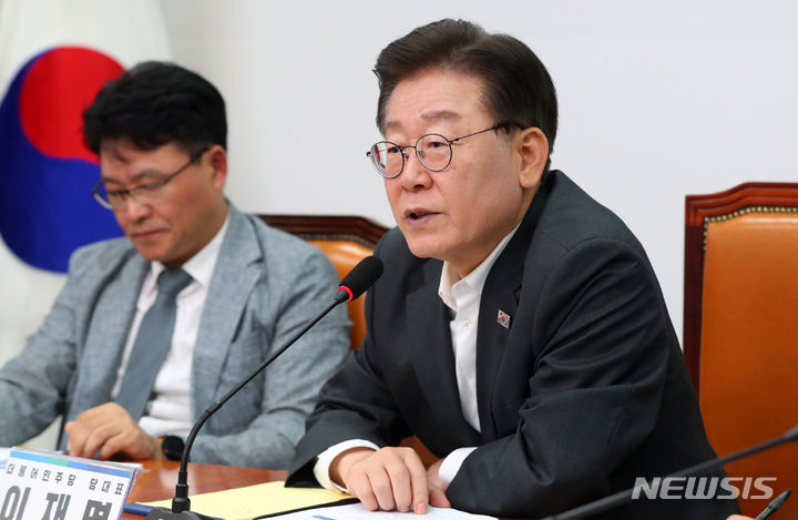 [서울=뉴시스] 추상철 기자 = 이재명 더불어민주당 대표가 26일 오후 서울 여의도 국회에서 열린 응급의료체계 위기 극복을 위한 간담회에서 발언을 하고 있다. 2023.07.26. scchoo@newsis.com