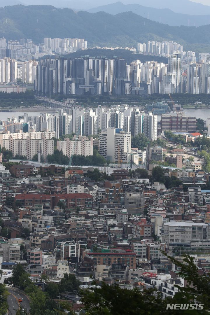 [서울=뉴시스] 조성봉 기자= 금융당국은 오는 27일부터 역전세로 보증금 반환에 어려움을 겪고 있는 집주인들에게 전세보증금 차액만큼 대출 규제를 완화하는 프로그램을 모든 은행에서 1년간 한시적으로 운영한다, 사진은 26일 남산에서 바라본 서울의 아파트와 빌라 모습. 2023.07.26.suncho21@newsis.com