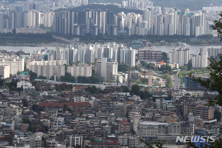 [서울=뉴시스] 조성봉 기자= 남산에서 바라본 서울의 아파트와 빌라. 2023.07.26.suncho21@newsis.com