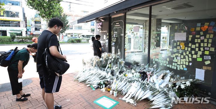 [서울=뉴시스] 조수정 기자 = ﻿﻿'신림동 둘레길 성폭행' 피의자가 자택과 PC방 등만 전전했던 '은둔형 외톨이'였던 것으로 드러난 가운데, '고립 청년' 문제가 정신질환자의 치료 공백으로 이어지는 경우 '묻지마 범죄'까지 발생할 수 있다는 위험성이 제기되고 있다. 전문가들은 시한폭탄과 같은 '은둔형 외톨이' 문제에 칼을 빼 들어야 한다고 지적했다. 사진은 지난달 26일 오후 서울 관악구 신림역 묻지마 칼부림 사건 현장 인근 마련된 추모공간에서 추모객들의 발걸음이 이어지고 있는 모습. 2023.07.26. chocrystal@newsis.com