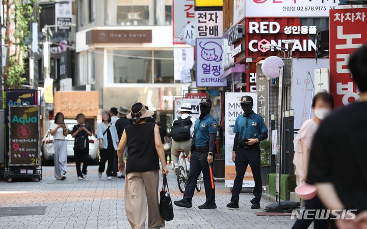 [서울=뉴시스] 조수정 기자 = 지난 7월26일 오후 서울 관악구 신림역 묻지마 칼부림 사건 현장 인근에서 경찰들이 일대 순찰을 하는 모습. 2023.07.26. chocrystal@newsis.com