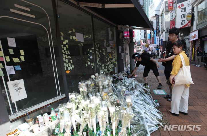 [서울=뉴시스] 조수정 기자 = 온라인 커뮤니티에 서울 관악구 신림동 일대에서 '남성 20명을 살인하겠다'는 내용의 살인 예고 글이 또다시 올라와 경찰이 수사에 나섰다. 사진은 지난 26일 오후 서울 관악구 신림역 묻지마 칼부림 사건 현장 인근 마련된 추모공간을 방문한 추모객들의 모습.  2023.07.26. chocrystal@newsis.com