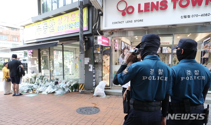 [서울=뉴시스] 조수정 기자 = 지난달 26일 오후 서울 관악구 신림역 묻지마 칼부림 사건 현장 인근에서 경찰들이 일대 순찰을 하고 있다. 2023.07.26. chocrystal@newsis.com