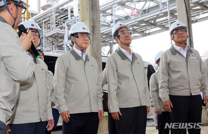[여수=뉴시스] 이창우 기자=한덕수 국무총리(오른쪽 두 번째)와 김영록 전남도지사( " 세 번째)가 26일 오후 여수산단 내 LG화학 여수공장을 찾아 CA 2광장을 둘러보고 있다. 공장 시찰 후 한덕수 총리와 김영록 전라남도지사는 탄소중립을 위한 수소산업 업계와 간담회를 가졌다.&nbsp; (사진=전남도 제공) 2023.07.26. photo@newsis.com *재판매 및 DB 금지