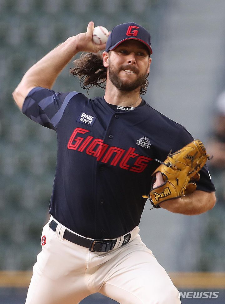 [서울=뉴시스] 조수정 기자 = 26일 서울 잠실야구장에서 열린 2023 프로야구 KBO리그 롯데 자이언츠 대 두산 베어스 경기, 1회말 롯데 선발투수 윌커슨이 역투하고 있다. 2023.07.26. chocrystal@newsis.com