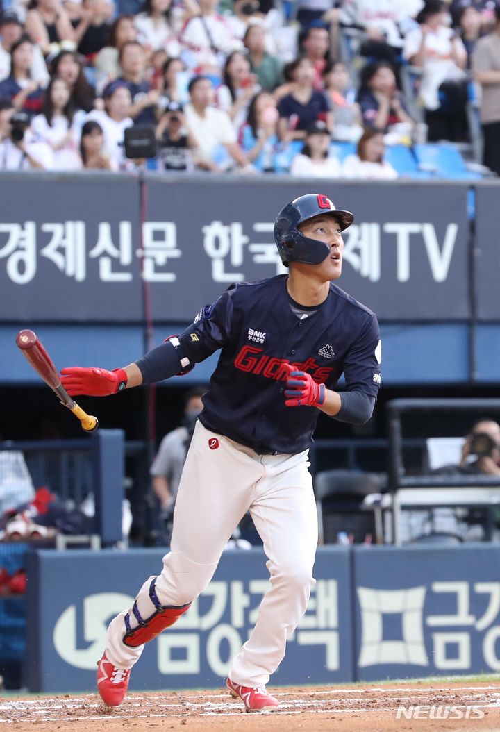 [서울=뉴시스] 조수정 기자 = 26일 서울 잠실야구장에서 열린 2023 프로야구 KBO리그 롯데 자이언츠 대 두산 베어스 경기. 2회초 2사 만루 롯데 노진혁이 선취 2타점 2루타를 날리고 있다. 2023.07.26. chocrystal@newsis.com