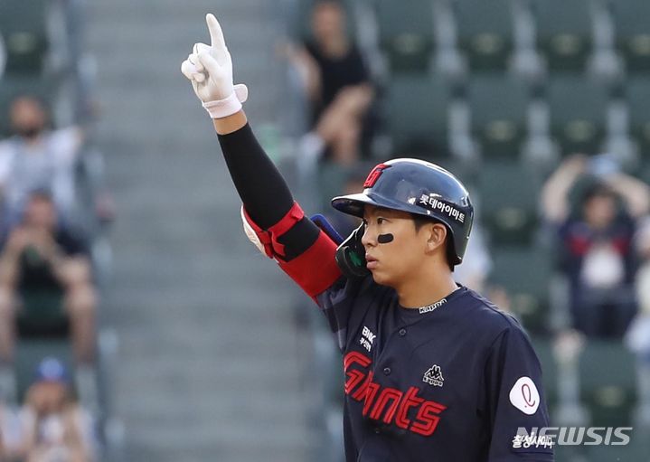 [서울=뉴시스] 조수정 기자 = 26일 서울 잠실야구장에서 열린 2023 프로야구 KBO리그 롯데 자이언츠 대 두산 베어스 경기. 2회초 2사 2,3루 롯데 김민석이 2타점 2루타를 날린 뒤 세리머니 하고 있다. 2023.07.26. chocrystal@newsis.com