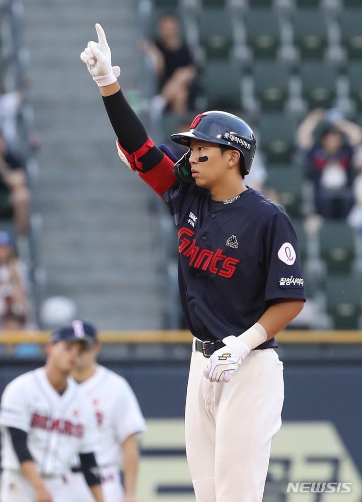 [서울=뉴시스] 조수정 기자 = 26일 서울 잠실야구장에서 열린 2023 프로야구 KBO리그 롯데 자이언츠 대 두산 베어스 경기. 2회초 2사 2,3루 롯데 김민석이 2타점 2루타를 날린 뒤 세리머니 하고 있다. 2023.07.26. chocrystal@newsis.com