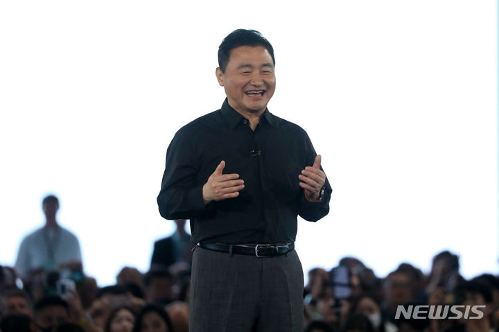 [서울=뉴시스] 김선웅 기자 = 삼성전자 MX사업부장 노태문 사장이 26일 서울 강남구 코엑스에서 열린 갤럭시 언팩 2023에서 갤럭시 Z 플립5을 공개하고 있다. 2023.07.26. mangusta@newsis.com