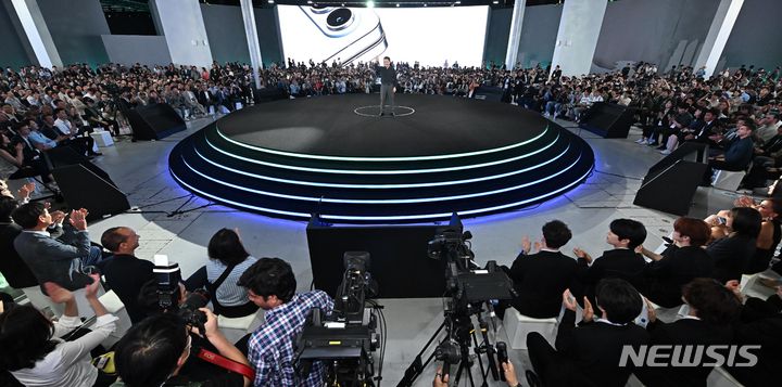 [서울=뉴시스] 김선웅 기자 = 삼성전자 MX사업부장 노태문 사장이 26일 서울 강남구 코엑스에서 열린 갤럭시 언팩 2023에서 갤럭시 Z 플립5을 공개하고 있다. (공동취재사진) 2023.07.26. photo@newsis.com