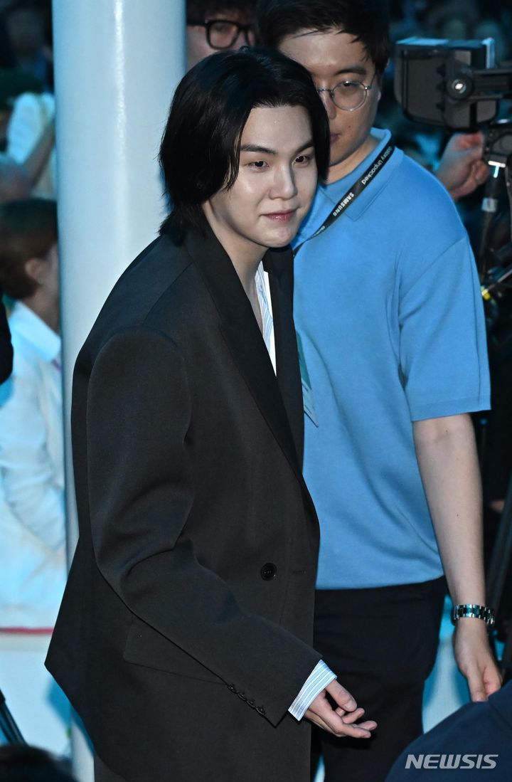 [서울=뉴시스] 김선웅 기자 = BTS 슈가가 26일 서울 강남구 코엑스에서 열린 갤럭시 언팩 2023 참석하고 있다. (공동취재사진) 2023.07.26. photo@newsis.com