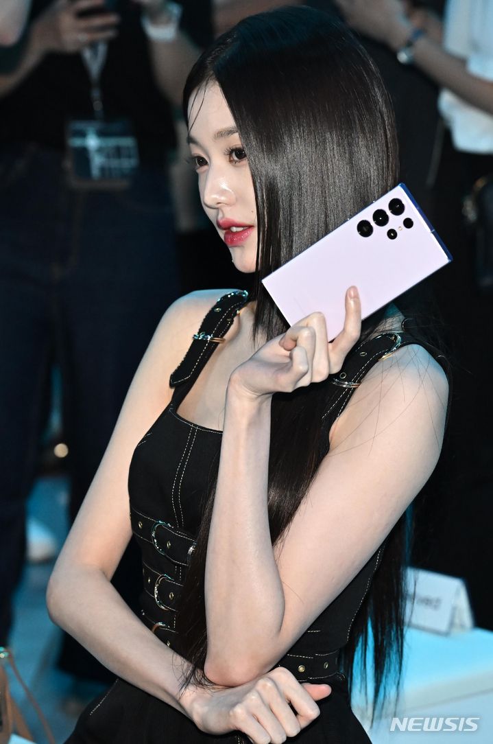 [서울=뉴시스] 김선웅 기자 = 아이브 멤버 장원영이 26일 서울 강남구 코엑스에서 열린 갤럭시 언팩 2023 참석하고 있다. (공동취재사진) 2023.07.26. photo@newsis.com