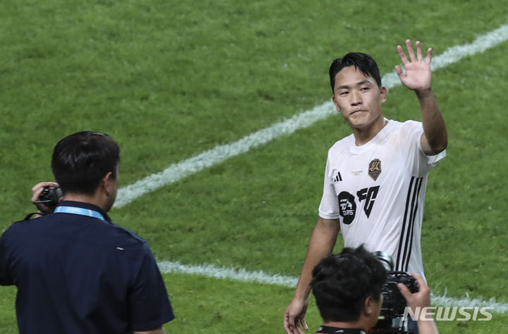 [서울=뉴시스] 김근수 기자 = 나상호가 26일 오후 서울시 마포구 서울상암월드컵 경기장에서 쿠팡플레이시리즈 1차전 아틀레티코 마드리드와 경기를 하루 앞두고 열린 오픈트레이닝에서 관중들에게 인사하고 있다. 2023.07.26. ks@newsis.com