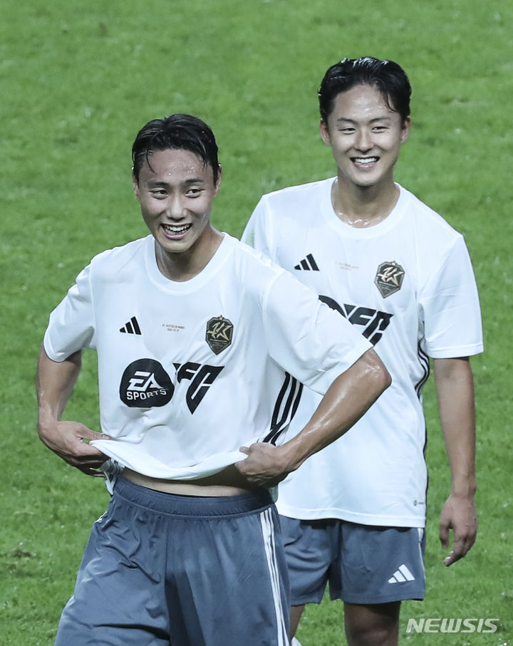 [서울=뉴시스] 김근수 기자 = 이승우(왼쪽부터)와 백승호가 26일 오후 서울시 마포구 서울상암월드컵 경기장에서 쿠팡플레이시리즈 1차전 아틀레티코 마드리드와 경기를 하루 앞두고 열린 오픈트레이닝에서 훈련 도중 웃음을 보이고 있다. 2023.07.26. ks@newsis.com