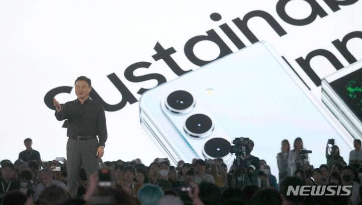 [서울=뉴시스] 김선웅 기자 = 삼성전자 MX사업부장 노태문 사장이 26일 서울 강남구 코엑스에서 열린 갤럭시 언팩 2023에서 프레젠테이션을 하고 있다. 2023.07.26. mangusta@newsis.com