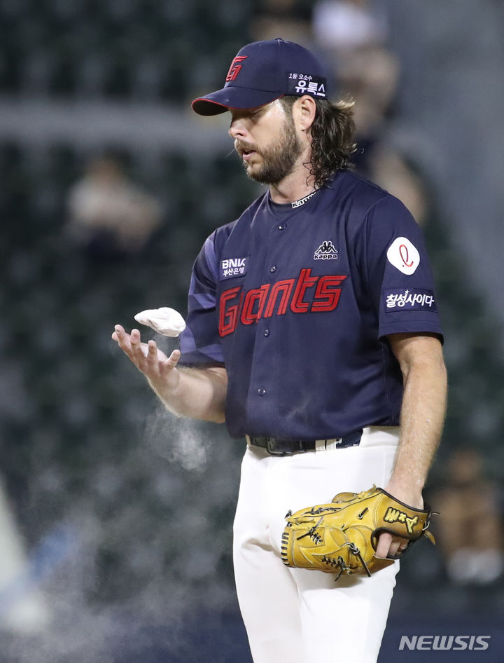 [서울=뉴시스] 조수정 기자 = 26일 서울 잠실야구장에서 열린 2023 프로야구 KBO리그 롯데 자이언츠 대 두산 베어스 경기, 3회말 롯데 선발투수 윌커슨이 로진백을 들고 있다. 2023.07.26. chocrystal@newsis.com